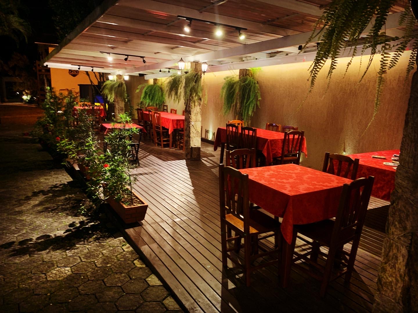 Mon Cheri Bar, Bistro & Restaurante slide 4